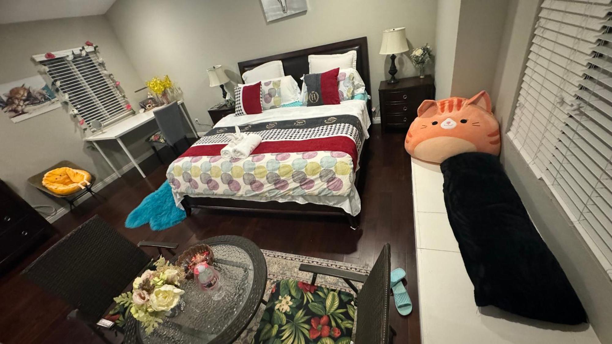 King Bed Big Room Chino Hills Exterior photo